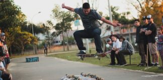 Co to znaczy po angielsku skateboard?